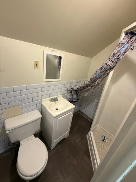 Building Photo - 353 Park St