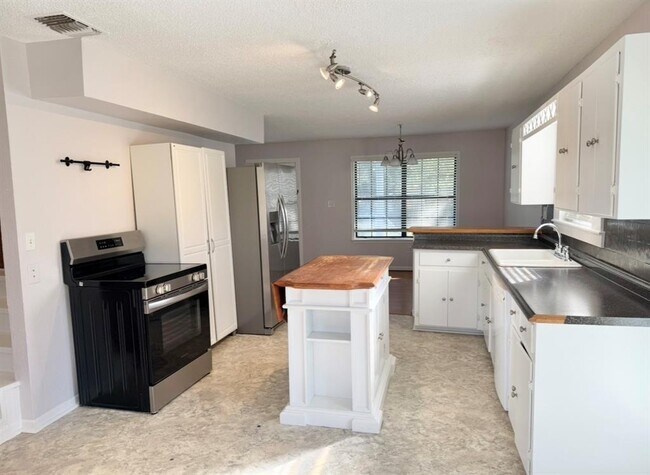 Building Photo - 233 FM 696