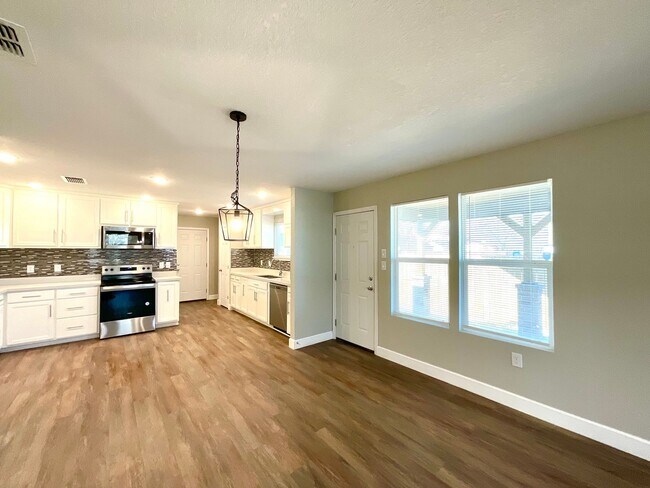 Building Photo - Modern Home With Covered Patio & Fenced Yard!