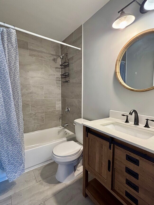 Building Photo - 14949 Lake View Dr