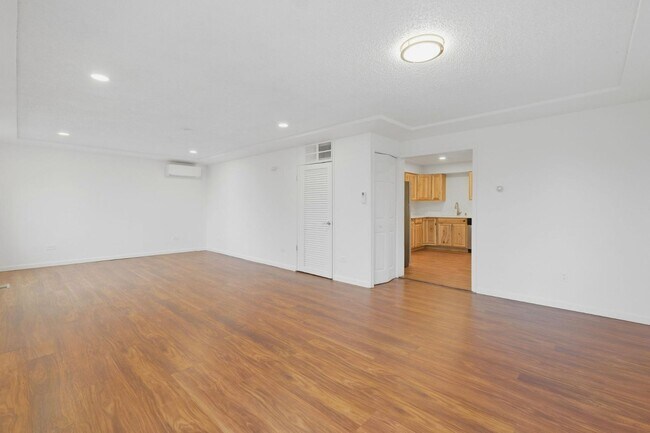 Building Photo - 810 E 63rd St