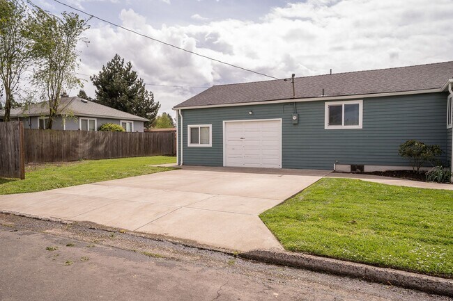 Building Photo - 230 15th Ave SE