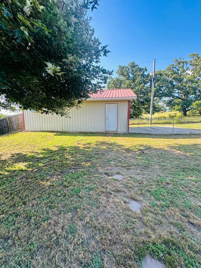 Building Photo - 476207 E 1094 Rd