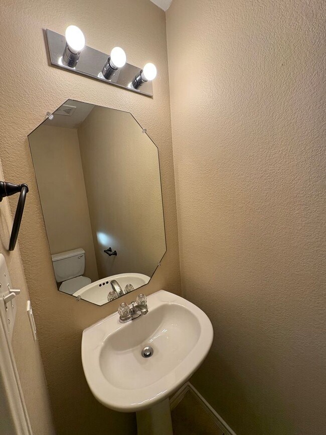 Building Photo - AVAILABLE NOW