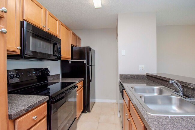 Building Photo - Lake Front 1BR + Den -Move In Special Available