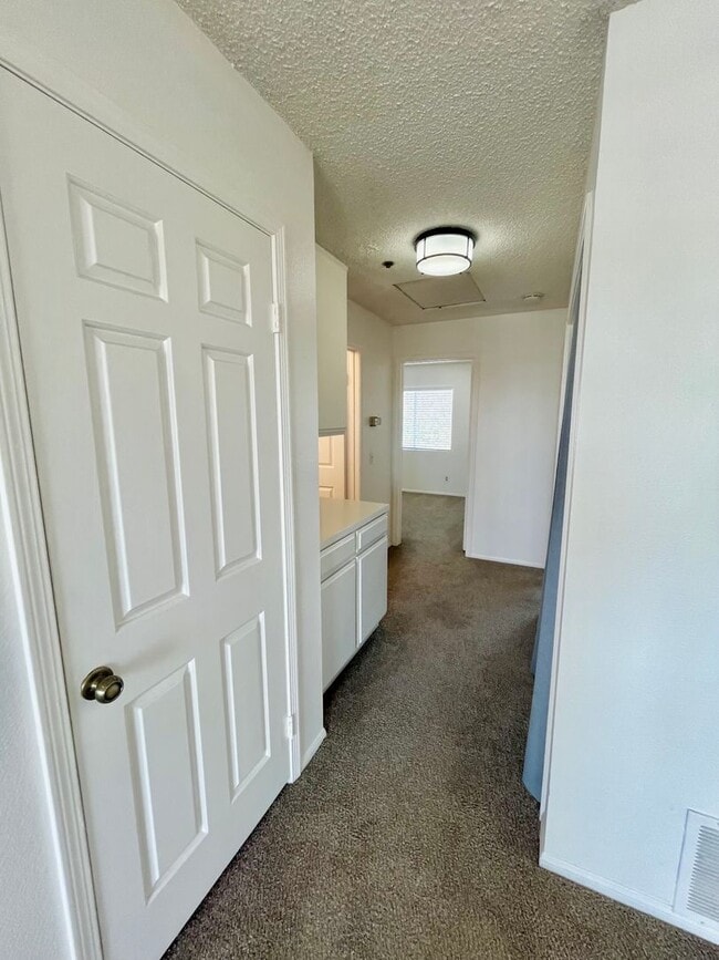 Building Photo - r287