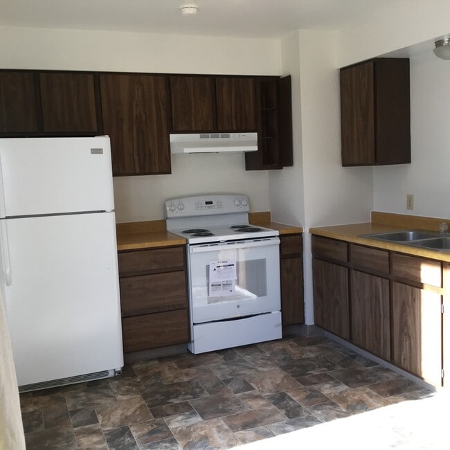 Building Photo - CHA100