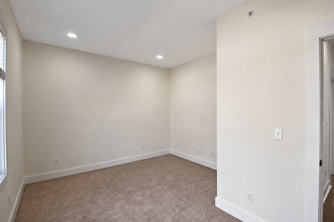 Building Photo - 1355 Belfair St