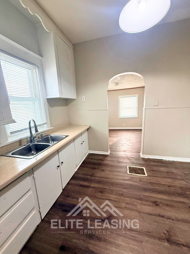 Building Photo - Charming 3 Bedroom Home Near Downtown Topeka!