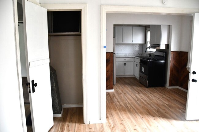 Building Photo - COMING SOON! 2 Bedroom House!!