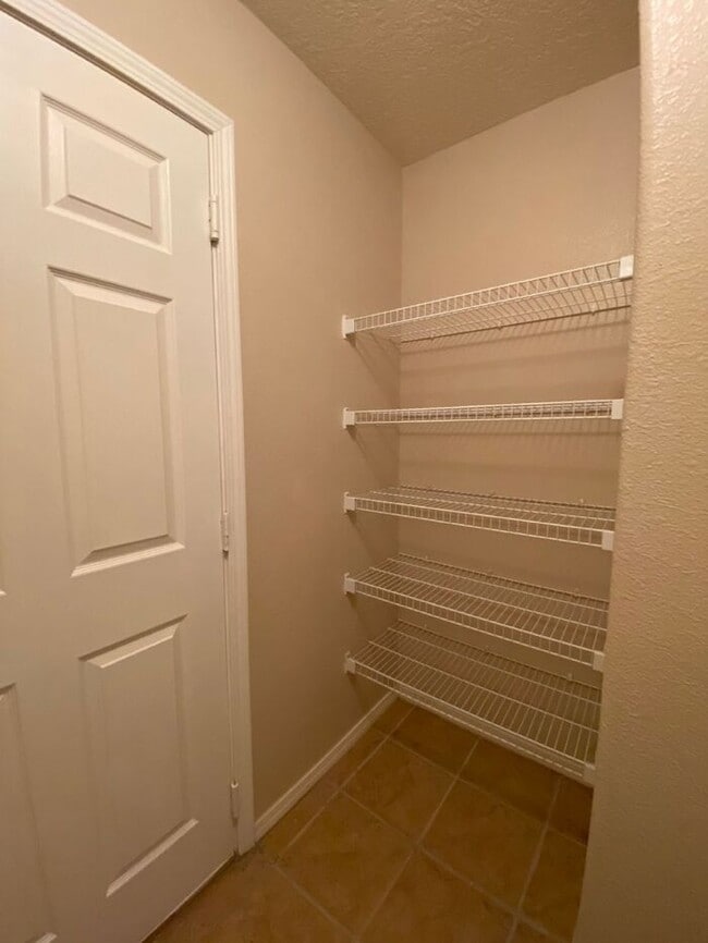 Building Photo - LOTS OF SPACE - LARGE 3 BR PLUS LOFT!