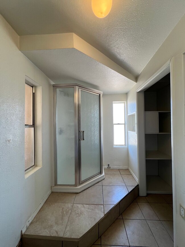 Building Photo - Beautiful 4 Bedroom 2 Bathroom Home