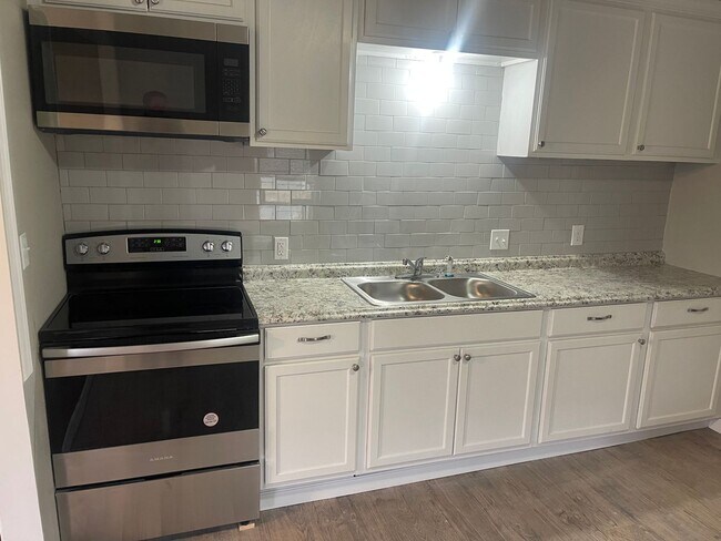 Building Photo - SLATON CHARMER! Totally Remodeled!! Availa...