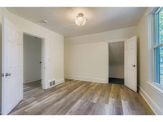 Building Photo - 915 Fuller Ave