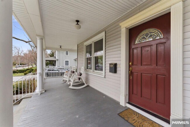 Building Photo - 113 Oak St