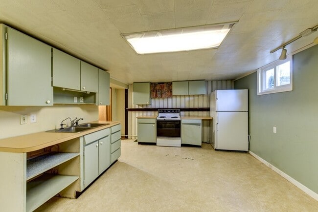 Building Photo - Beautiful and LARGE 4 bed 3 bath Home in Desirable Table Mesa Neighborhood with Full Basement.