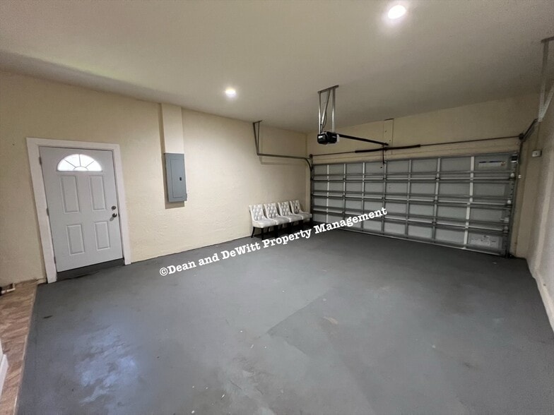 Building Photo - 4 Bed/2 Bath