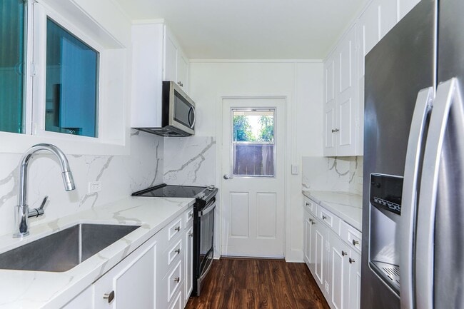 Building Photo - Kahala Avenue Beachside -  1 minute walk to beach  Recently remodeled w/fenced yard. 1 bdrm, 1 ba...