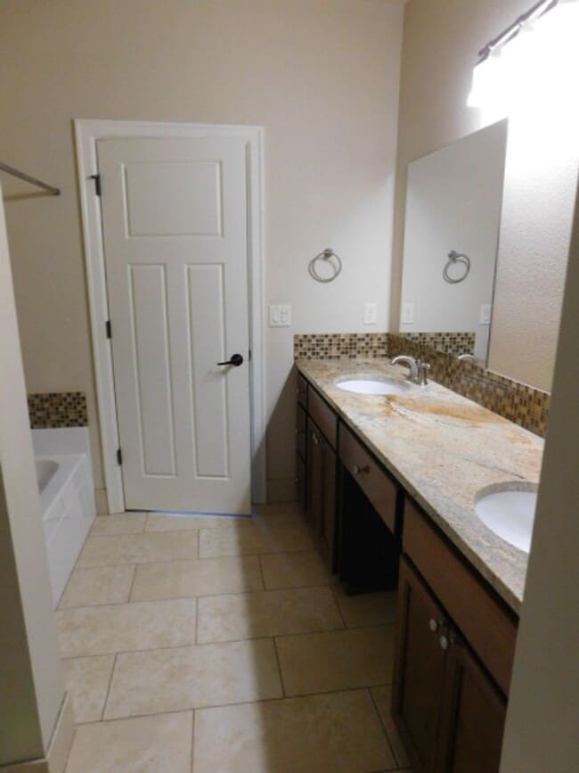 Building Photo - 3Bd/2.5Ba Two Story Townhouse - Available ...