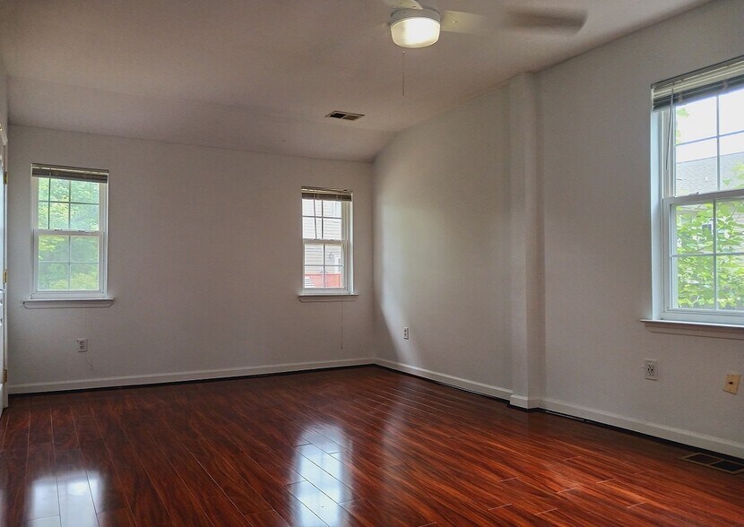 Building Photo - 2603 Hamlin St NE