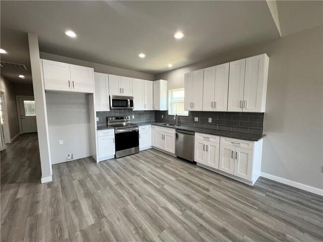 Building Photo - 600 Fir Ln