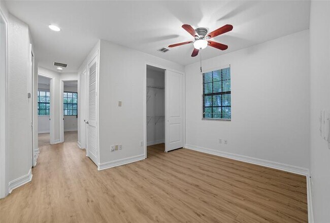Building Photo - 13011 Riverwalk Cir N