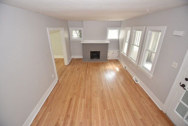 Building Photo - Near Notre Dame  2 Story 3 bedroom with 2 car garage