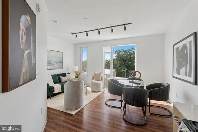 Building Photo - 4240 Chestnut St