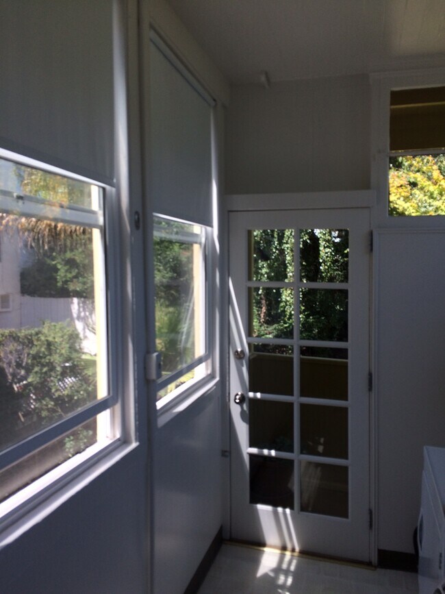 PORCH WITH WASHER /DRYER - 1282 Guerrero St
