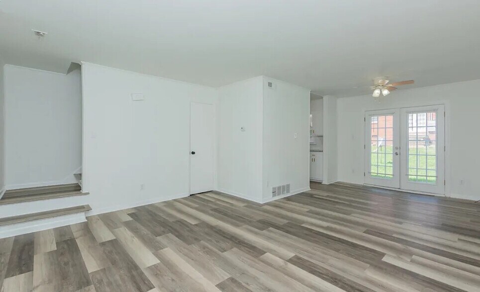 Building Photo - Room in Townhome on Greenbriar Rd