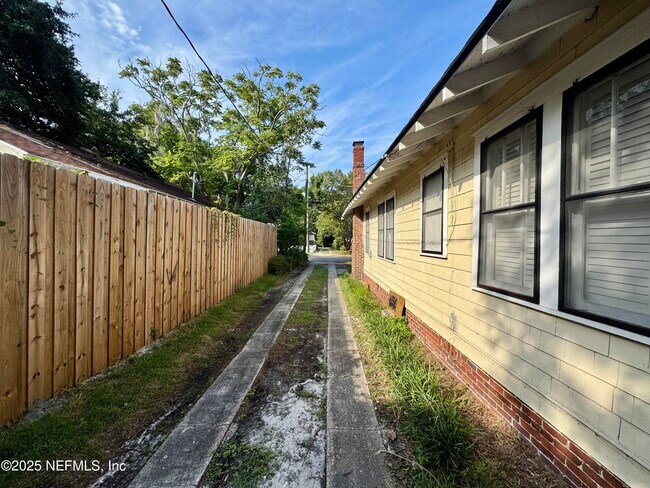 Building Photo - 1211 Cherry St