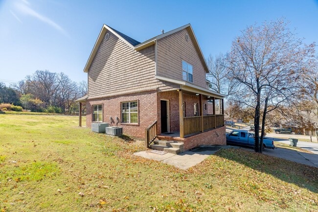 Building Photo - Four Bedroom Home Walking Distance to UofA! Lawn Care Included! AVAILABLE IN JULY!!!!!