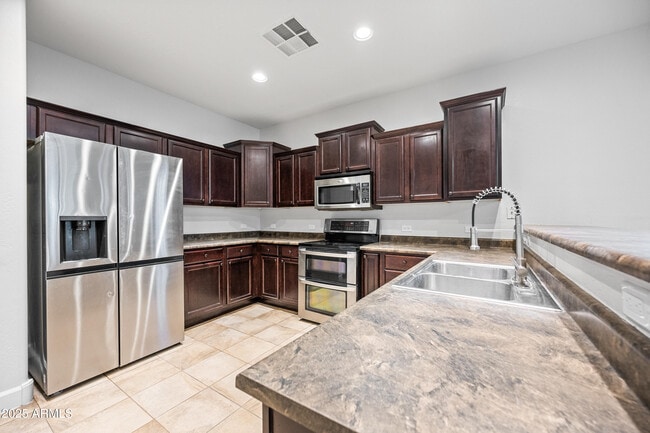 Building Photo - 10805 W Woodland Ave