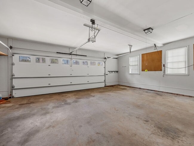 Building Photo - Luxury Living Awaits in this 6 Bedroom, 5 Bathroom Home – Elegant Comfort in a Prime Location