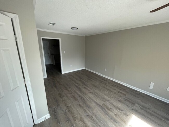 Building Photo - 1547-1547 La Annie Dr
