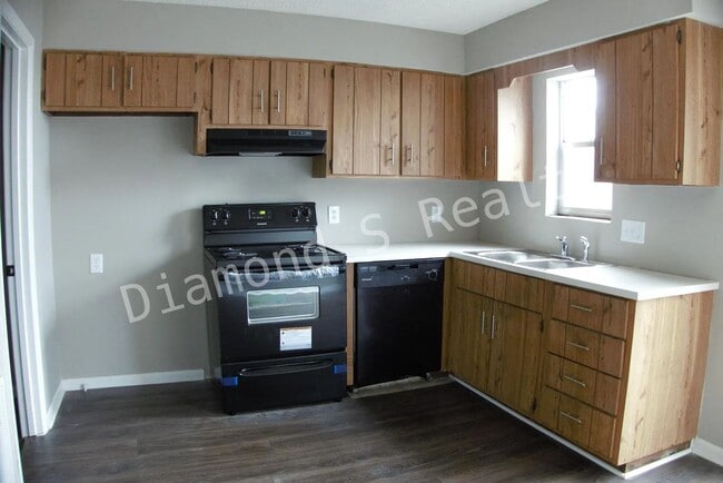 Building Photo - 2 Bedroom Townhome Unit Available - South ...