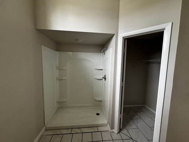 Building Photo - Updated & Spacious Home