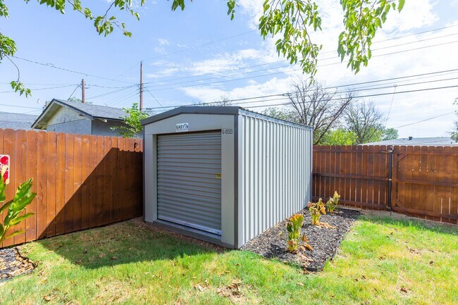 Building Photo - 633 S La Salle Dr