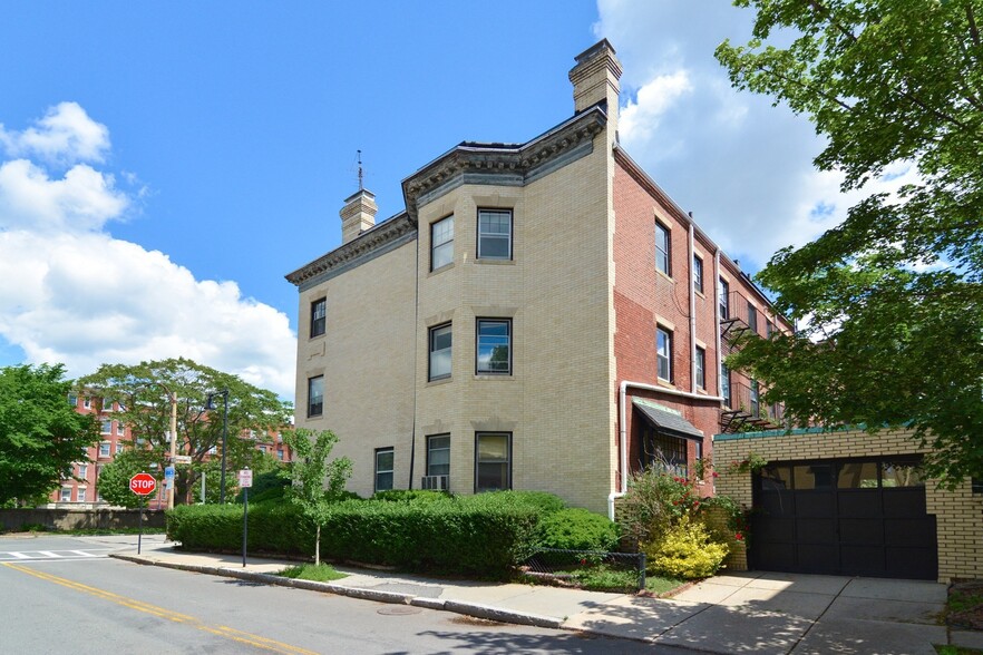 Building Photo - 923 Beacon St