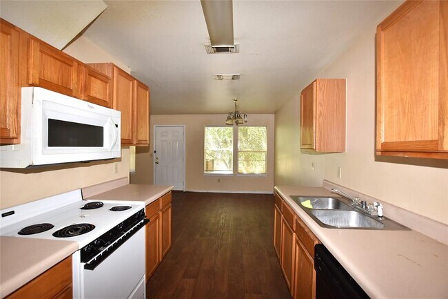 Building Photo - 904 Sagewood Trail