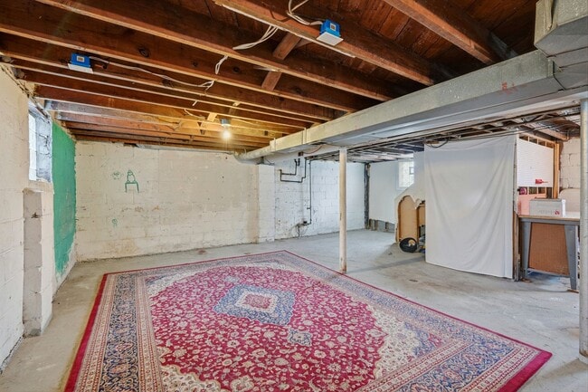 Building Photo - 1301 E Muir Ave