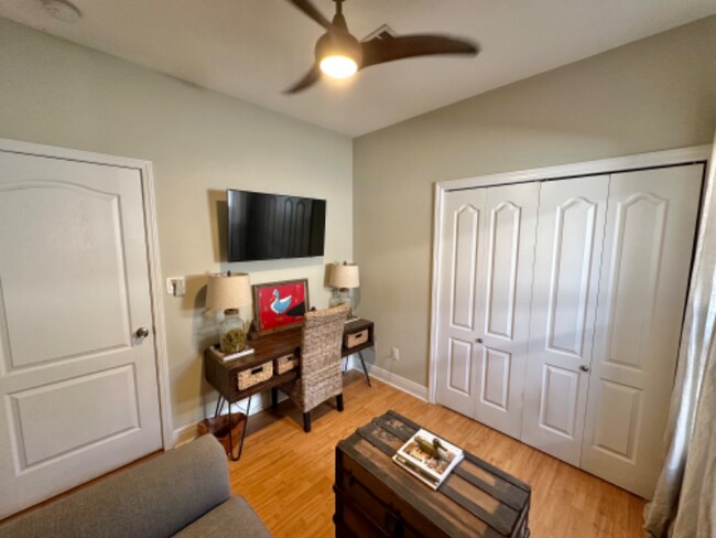 Building Photo - 902 N Davis Hwy