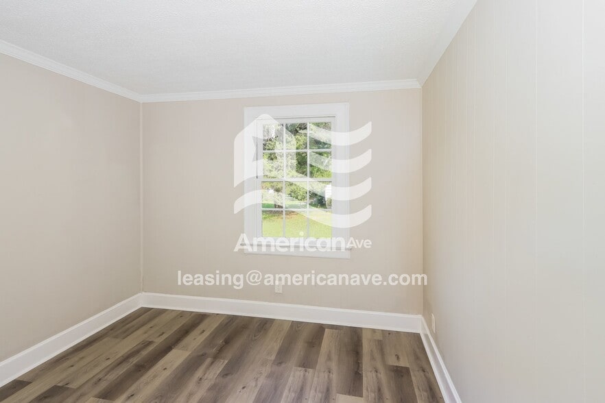 Building Photo - 1580 Burton Ave