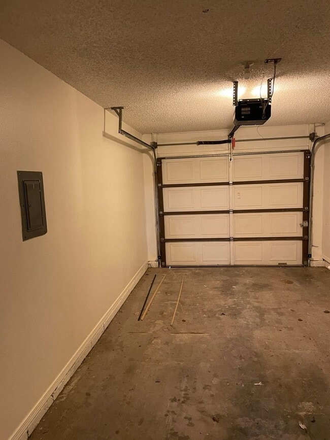 Building Photo - 2 Bed / 2 Bath Duplex with Garage & Private Yard – Great Location!