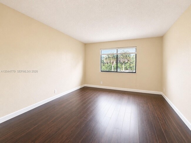 Building Photo - 405 Lakeview Dr