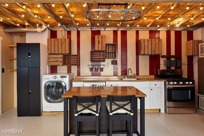 Building Photo - 3150 Airport Way S