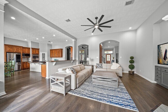 Building Photo - 4703 Oxbow Cir W