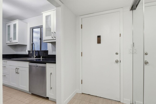 Building Photo - Hidden Gem at Saratoga Creekside – End Unit with Yard