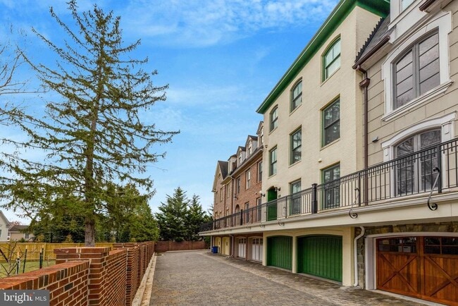 Building Photo - 229 Locust St SE