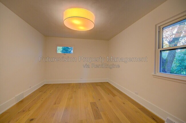 Building Photo - 209 W Gartner Rd